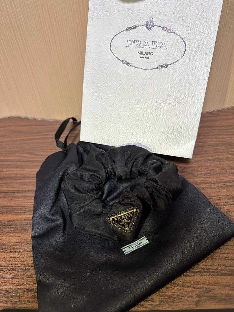 PRADA シュシュ　ブラック