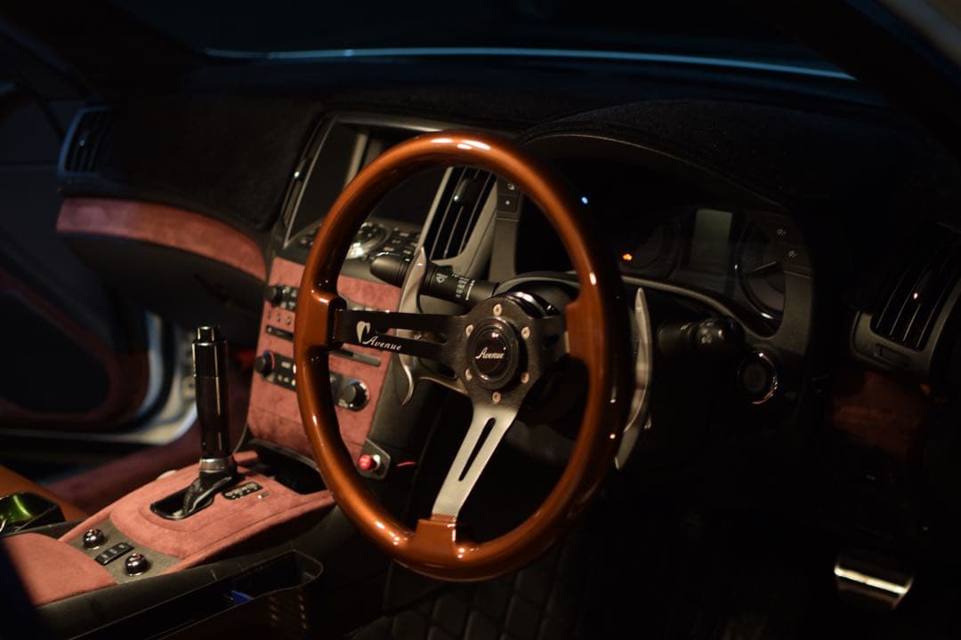 アベニュー ステアリング ココナッツブラック