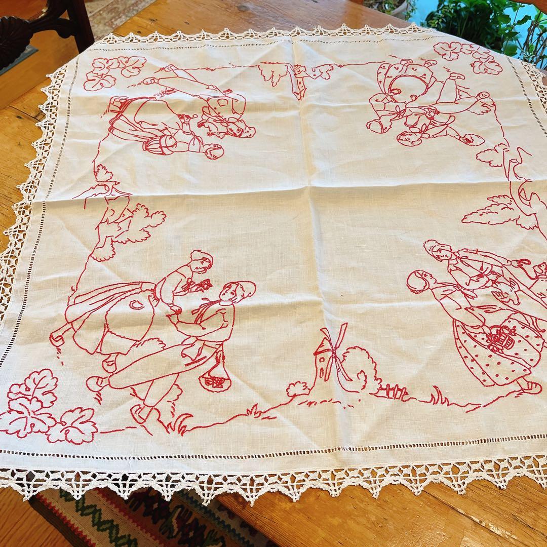 赤い刺繍が可愛いテーブルクロス