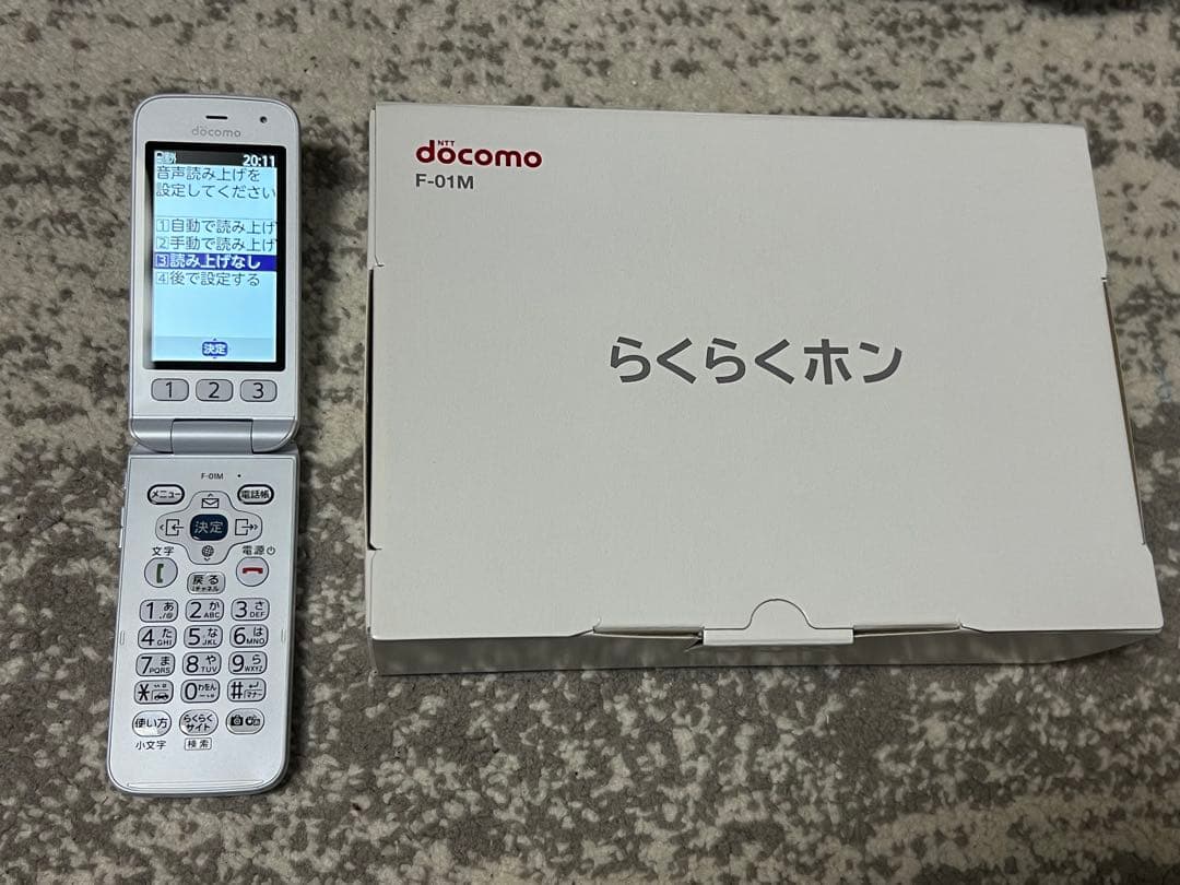 らくらくホン F-01M 白