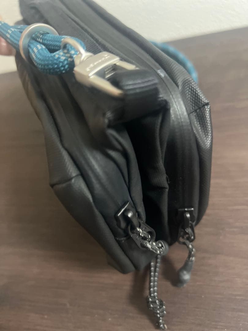 ボトルサコッシュ　ミディアム　ブラック