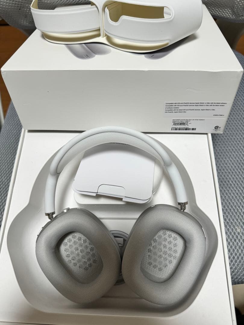 AirPods Max　ワイヤレスヘッドホン カラー···シルバー