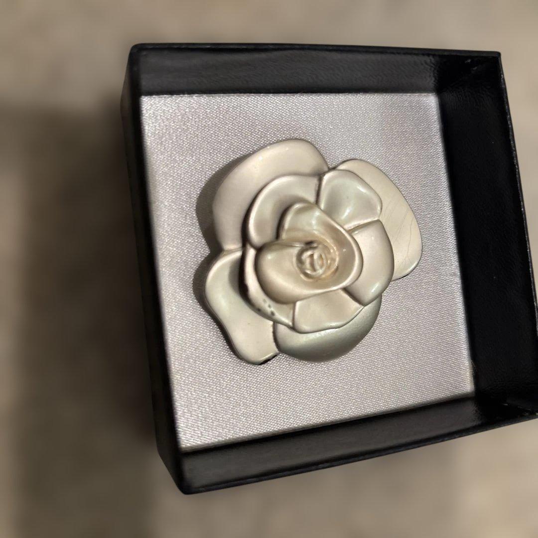 CHANELカメリアブローチ断捨離で年内値下げしました。