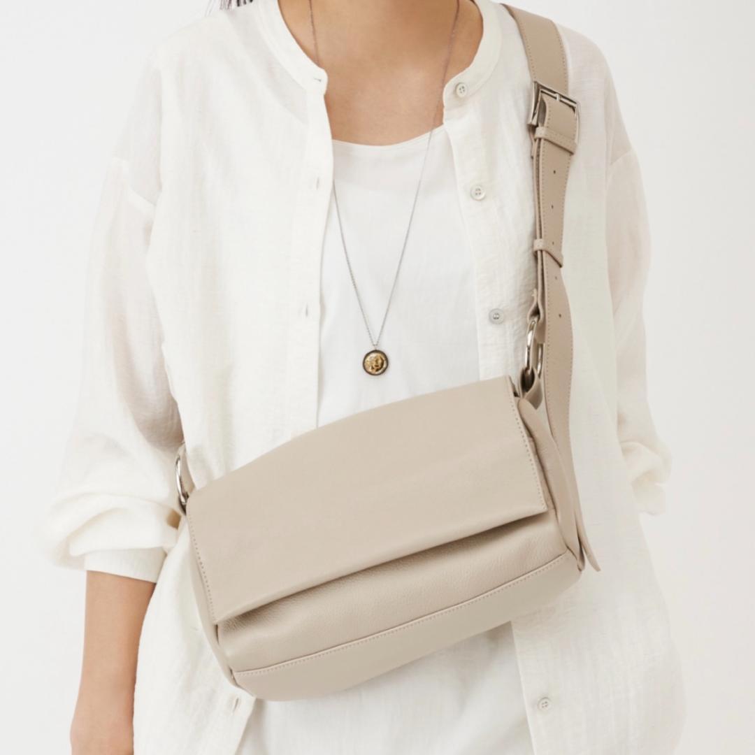 ♪連休off♪【新品タグ付】ビアズリー レザー ボディバッグ ベージュ