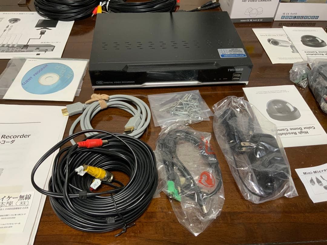 防犯カメラセット、レコーダー、室内用カメラ２台、屋外用カメラ２台、送料込みです。