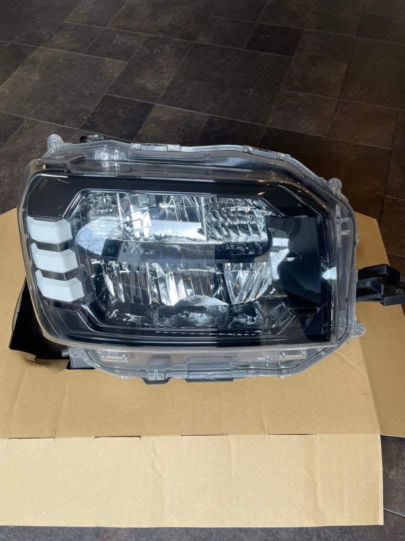 タフト　ヘッドライト