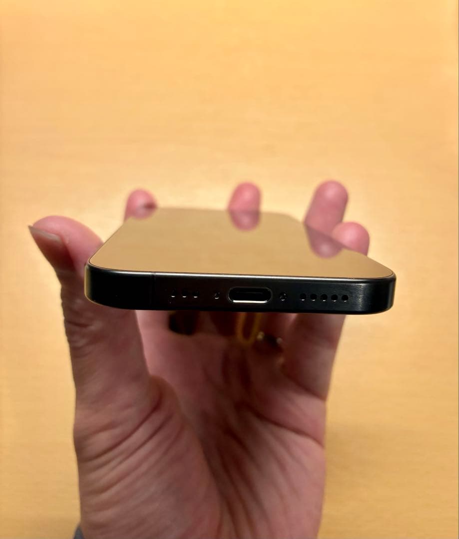 美品 Apple iPhone 15 Pro 128GB ブラックチタニウム